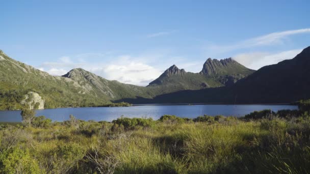 Clear Sunny Afternoon Dove Lake Cradle Mountain Panning Shot — Stock Video