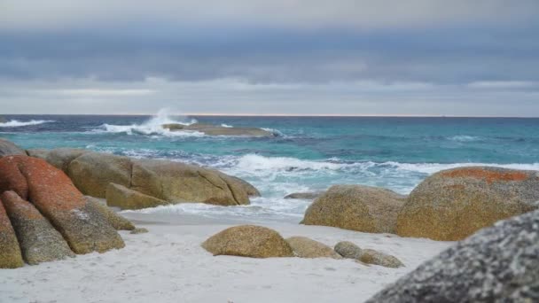 Bright Blue Ocean Beach White Sand Bay Fires Tasmania Panning — Stockvideo