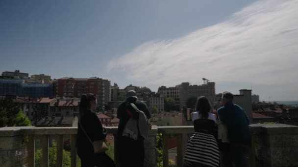 Pessoas Olhando Para Cidade Trieste Itália Partir Terraço Histórico Dia — Vídeo de Stock