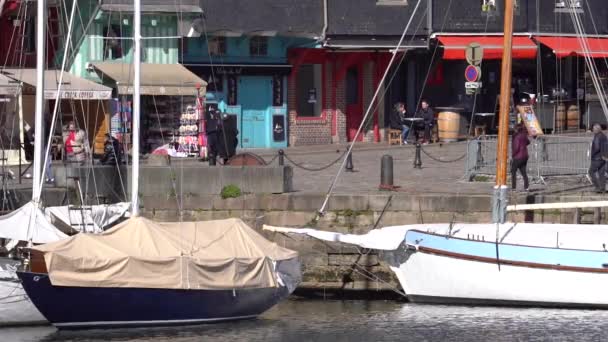 Folk Strosar Honfleur Port Med Båt Dumpad Hamnen Förgrunden Frankrike — Stockvideo