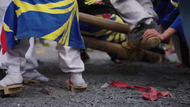 행사의 남자들은 바닥을 고군분투 — 비디오