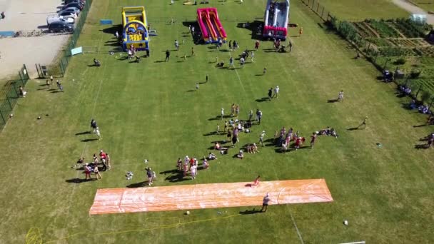 Miembros Asociación Familiares Reúnen Parque Aire Libre Con Parque Infantil — Vídeo de stock
