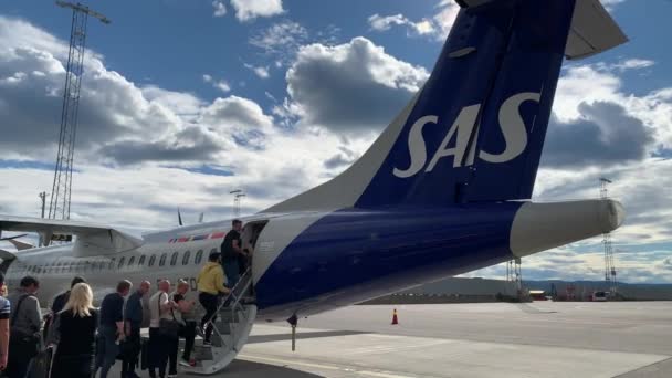 Airline Passengers Queue Boarding Atr Sas Airbus Oslo Airport Norway — Stock video