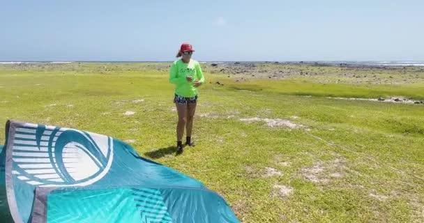 Młoda Kobieta Mężczyzna Rozwiązać Kitesurfingu Splątane Linie Zielonej Plaży Trawy — Wideo stockowe