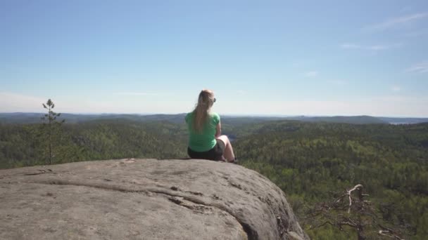 Mladá Žena Hiker Sedí Okraji Útesu Výhledem Svěží Les Jižním — Stock video