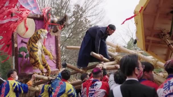 Japansk Man Står Toppen Året Tiger Flyter Sagicho Festival — Stockvideo