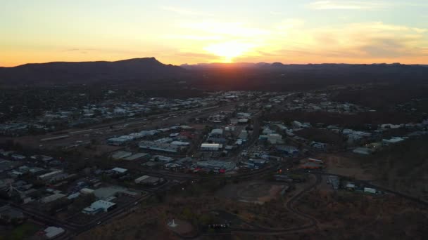 Flygfoto Panoramautsikt Över Alice Springs Stad Norra Territoriet Solnedgången Australien — Stockvideo