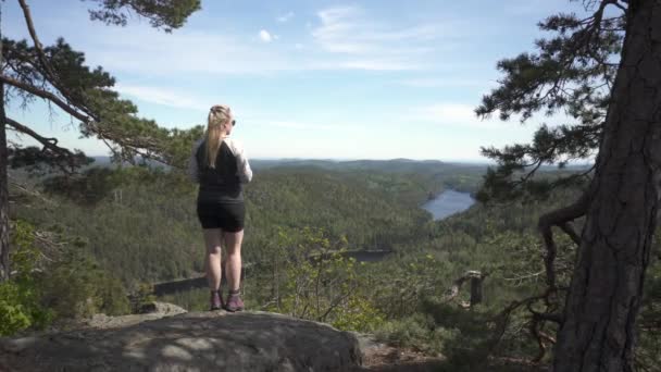 Grande Cenário Montanhas Florestais Norueguesas Com Mulher Caminhante Miradouro Tiro — Vídeo de Stock