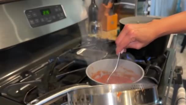 Ανακατεύοντας Καυτή Σάλτσα Ζυμαρικών Ένα Τηγάνι Στη Σόμπα Αργή Κίνηση — Αρχείο Βίντεο