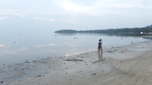 Interracial Travelers Couple Walking Island Beach Shallow Sea Water Sunset — Stock video