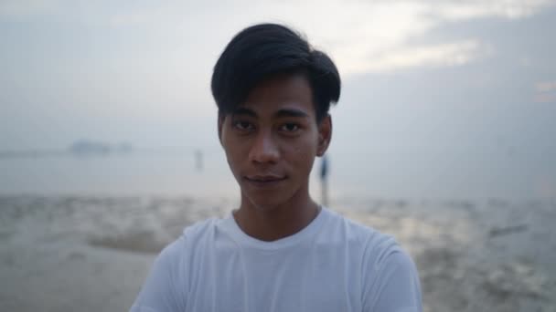 Fiatal Thai Férfi Néz Kamera Mosolygós Álló Tenger Naplementekor Arc — Stock videók