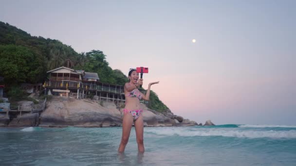 Asiatico Viaggio Blogger Filmando Stessa Tenendo Luna Sul Palmo Della — Video Stock