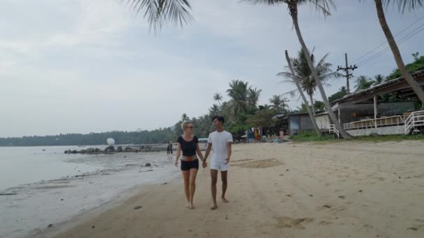 Luna Miel Pareja Interracial Caminando Mano Una Playa Una Isla — Vídeos de Stock