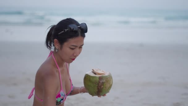 Mujer Tailandesa Bebiendo Agua Coco Divirtiéndose Vacaciones Verano Atardecer Vacaciones — Vídeos de Stock