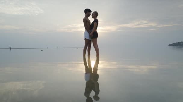 Ein Gemischtes Paar Mit Altersunterschied Küsst Händchen Haltend Flachen Meer — Stockvideo