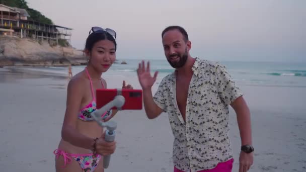 International Couple Has Fun Live Stream Video Broadcasting Sunset Beach — Stockvideo