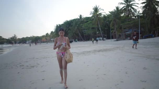 Young Asian Girl Blogger Beach Connecting Phone Stabilizer Wearing Bikini — Stock Video