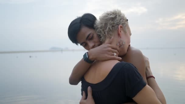 Bust Shot Tajski Młody Mężczyzna Dojrzałe Kaukaskie Kobieta Całuje Plaży — Wideo stockowe