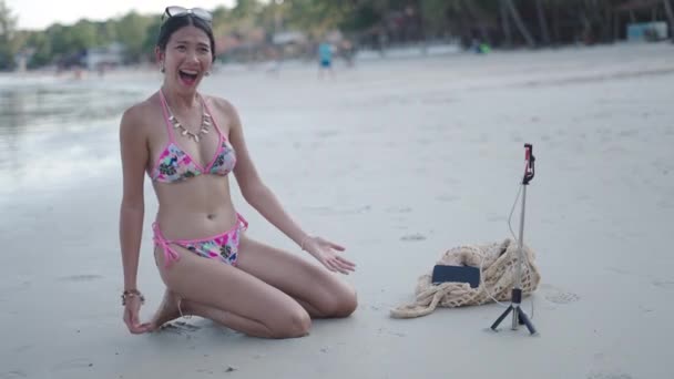 Feliz Streamer Tailandés Lleno Alegría Transmitiendo Vídeo Desde Una Playa — Vídeo de stock