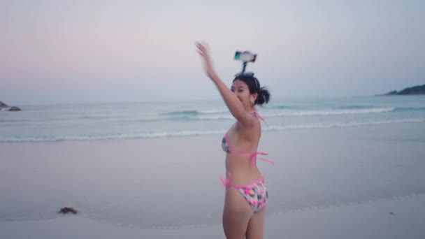 Feliz Viaje Bloguero Vivo Bikini Corriendo Hacia Agua Del Mar — Vídeos de Stock