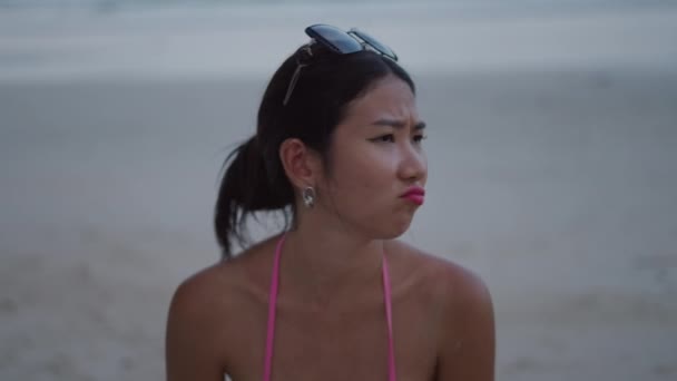 Ansikte Närbild Thailändska Flicka Visar Olika Känslor Och Ansiktsuttryck Tittar — Stockvideo