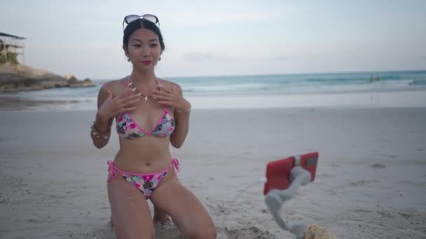 Asian Thai Girl Bikini Swimwear Beach Shooting Tiktok Video Sunset — Stock Video