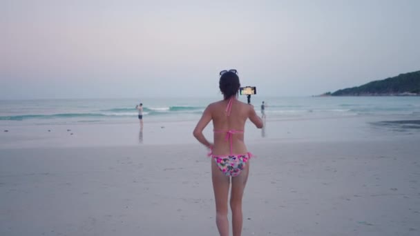 Back View Thai Girl Bikini Running Tropical Beach Phone Live — Stockvideo