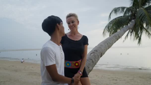 Happy Interracial Couple Dating Beach Mature Caucasian Woman Young Thai — Vídeo de Stock