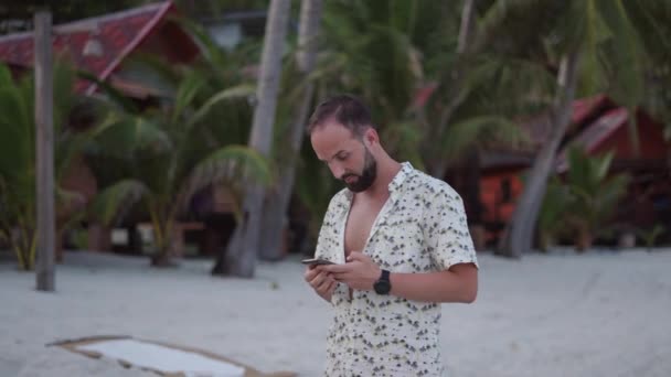 Traveler Man Using Phone Beach Next Row Beachfront Villas Evening — Αρχείο Βίντεο