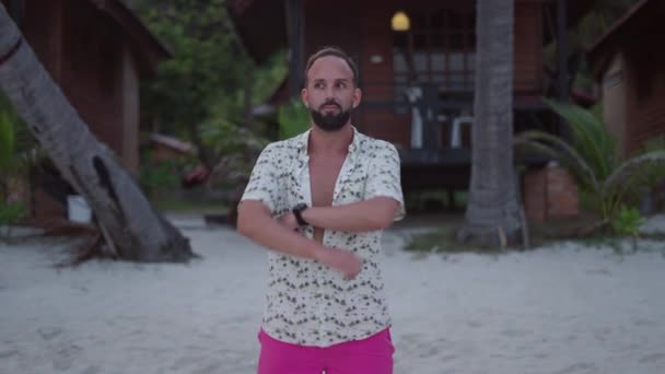 Caucasian Bearded Traveler Man Crossed Arms Smile Camera Standing Beach — Video Stock