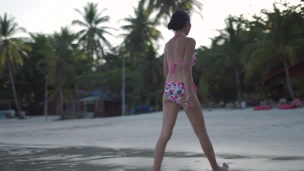 Chica Joven Asiática Bikini Caminando Una Playa Tropical Hacia Teléfono — Vídeos de Stock