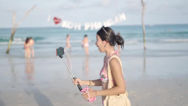 Young Girl Traveler Making Vlog Video Herself Walking Pha Ngan — Stockvideo