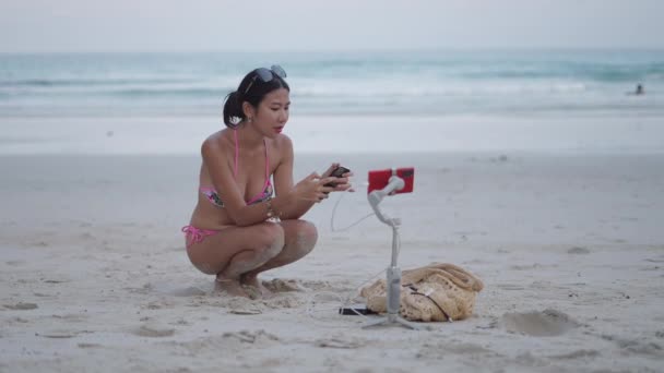 Blogger Viajes Directo Desde Playa Tropical Chica Asiática Utilizando Teléfono — Vídeo de stock