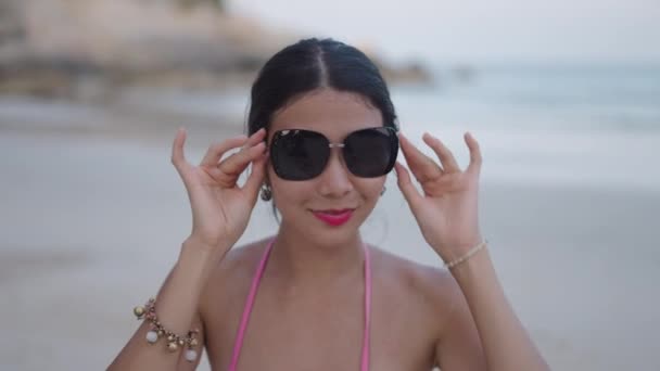 Diş Telleri Takan Asyalı Kadın Gülümsüyor Deniz Kenarında Güneş Gözlüğü — Stok video