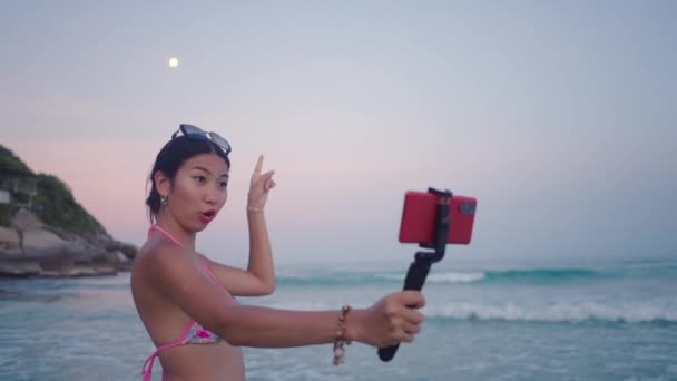 Ασιάτισσα Κοπέλα Ταξιδεύουν Influencer Ζωντανή Ρεύμα Κινηματογράφηση Εαυτό Συγκινητικό Φεγγάρι — Αρχείο Βίντεο
