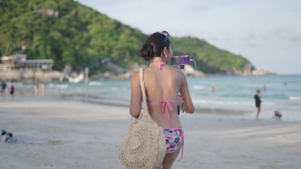 Achteraanzicht Van Thaise Meisje Video Blogger Badmode Wandelen Een Koh — Stockvideo