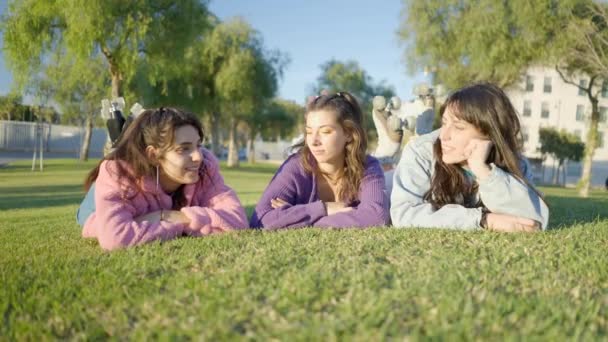 Girls Rollerskates Lie Grass Sunlight Chat Ground View — Stock video