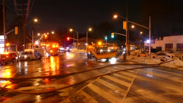 Ciężarówka Rozpylanie Soli Przejściu Strażaków Gasić Ogień Pobliżu Toronto Kanada — Wideo stockowe