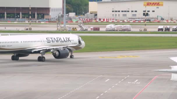 Airbus Starlux Airlines Κινείται Ταξί Για Απογείωση — Αρχείο Βίντεο