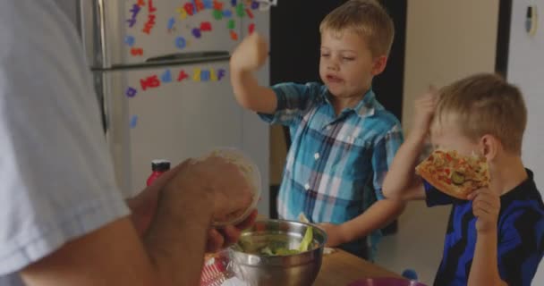 Een Vader Twee Jonge Jongens Waarvan Één Zichzelf Het Hoofd — Stockvideo