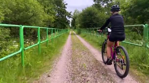 Rowerzysta Przejeżdżający Przez Brudną Brudną Drogę Słoneczny Dzień Strzał Śledzący — Wideo stockowe