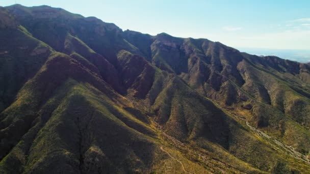 Aerial Drone Footage Large Desert Mountain Summit Summer Covered Green — Vídeo de stock