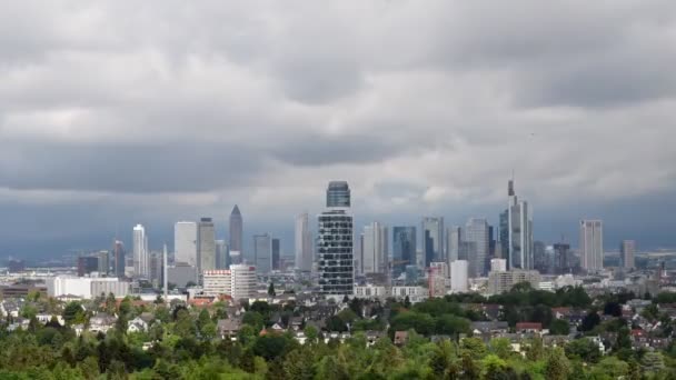 Tijdsverloop Van Snelle Grote Wolken Boven Het Stadsgezicht Van Frankfurt — Stockvideo