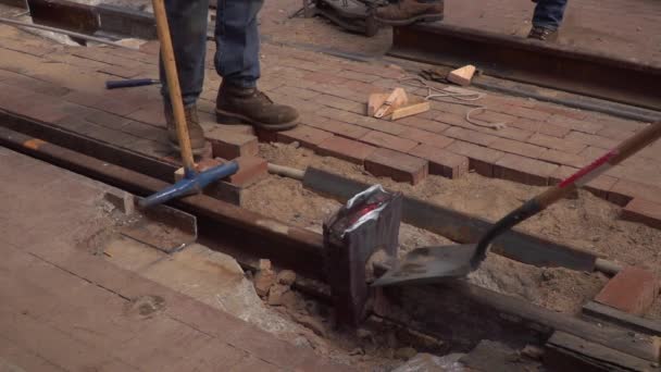 Construction Workers Finishing Welding New Railroad Tracks City High Heat — Vídeo de stock