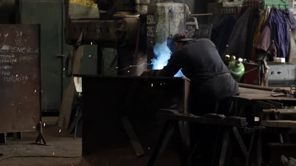 Welder Working Romanian Factory — стокове відео