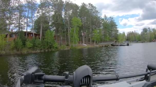 Pov Framför Fiskebåt Och Trollingmotor Medan Långsamt Cruising Vid Sjön — Stockvideo