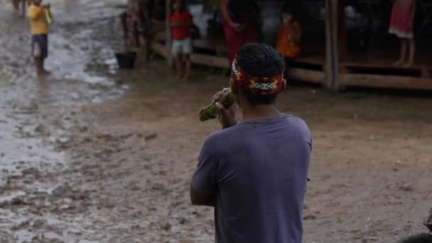 Escena Gente Del Pueblo Trabajando Aire Libre Disparada Por Espalda — Vídeos de Stock