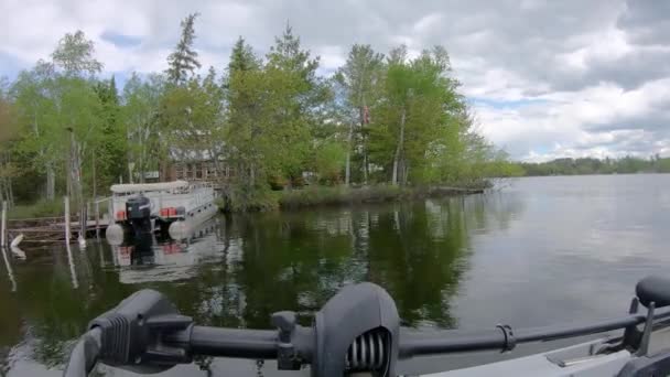 Pov Fronte Della Barca Pesca Motore Trolling Mentre Lentamente Crociera — Video Stock