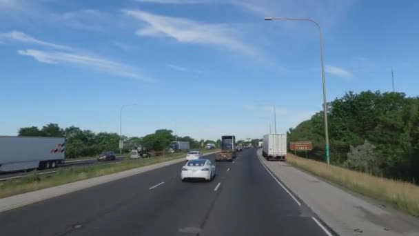 イリノイ州での旅行有料道路や道路の建設シカゴトラック近くのラッシュ時に遅いトラフィックが故障 — ストック動画