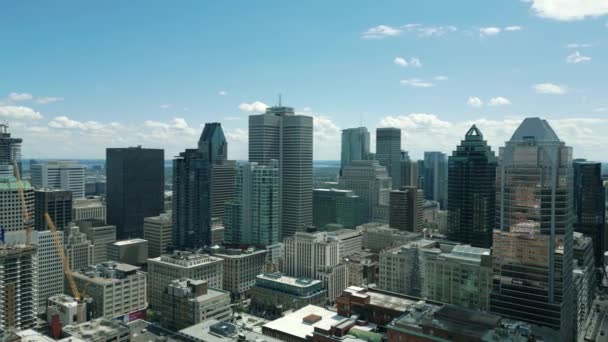 Кінематографічні Урбаністичні Кадри Видом Будівлі Хмарочоси Посеред Центру Монреаля Квебек — стокове відео